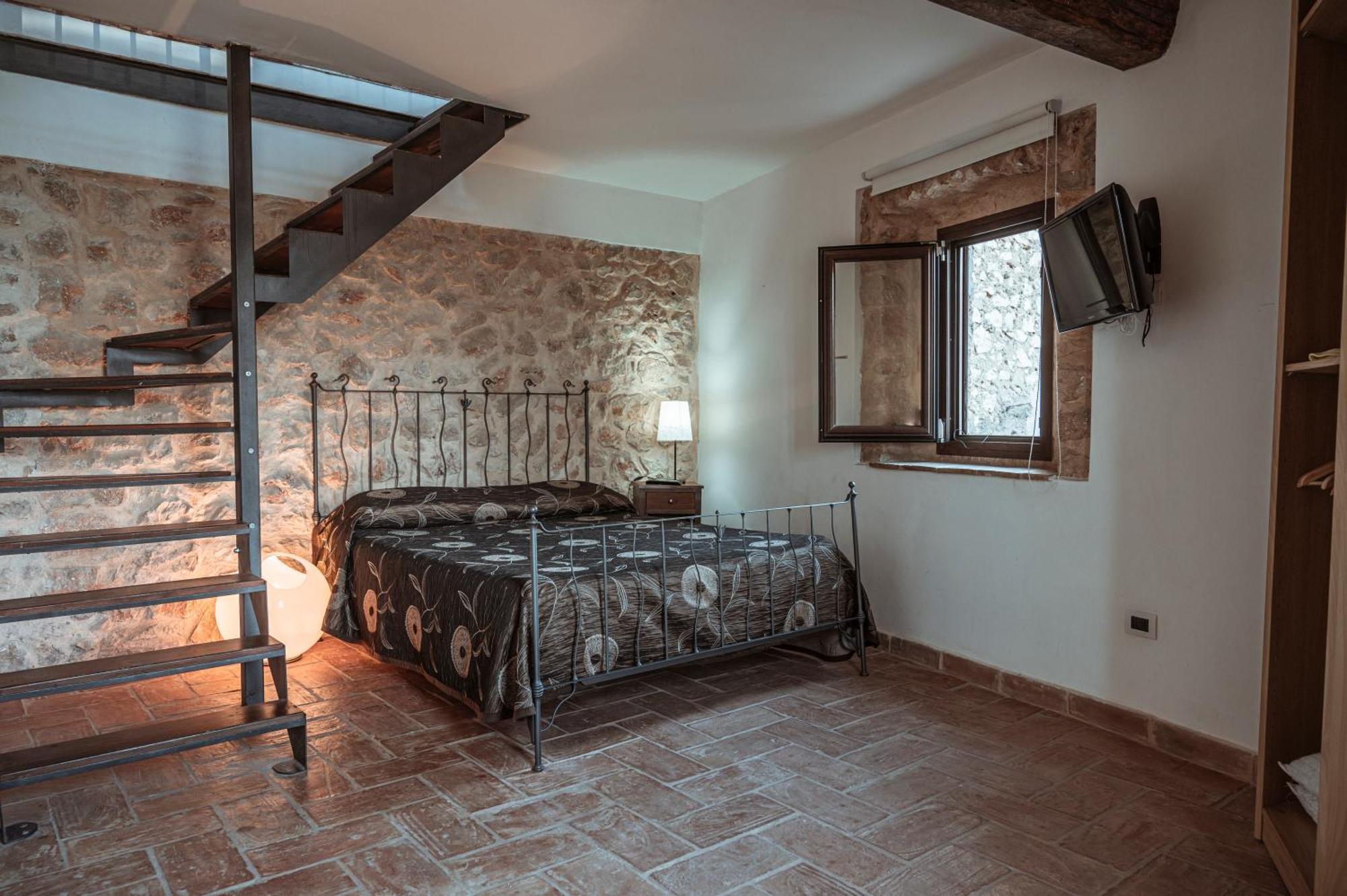 Locanda Persei Bed and Breakfast Prossedi Esterno foto